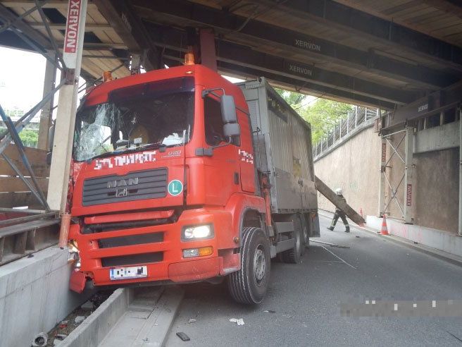 Der LKW rammte die Brücke mit dem nicht eingefahrenen Kran. Der LKW rammte die Brücke mit dem nicht eingefahrenen Kran.