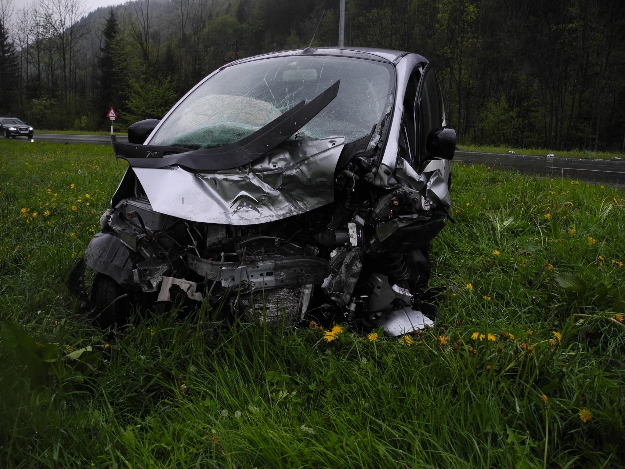 Totalschaden an beiden Fahrzeugen. Totalschaden an beiden Fahrzeugen.