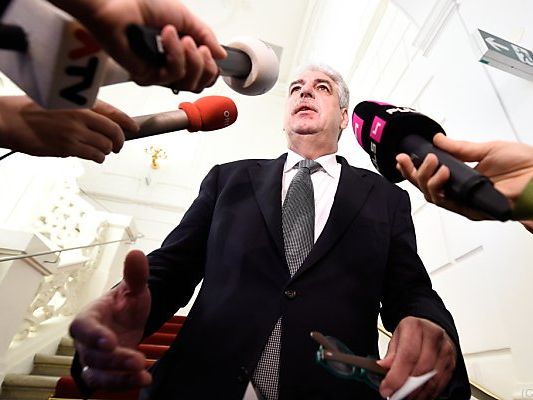 Schelling begibt sich auf die Suche nach Geld Schelling begibt sich auf die Suche nach Geld