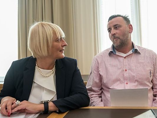 Bachmann (r.) mit seiner Anwältin Bachmann (r.) mit seiner Anwältin