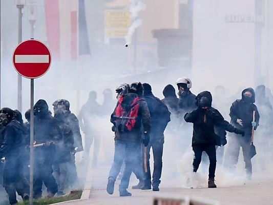 Zusammenstöße linker Aktivisten mit der Polizei