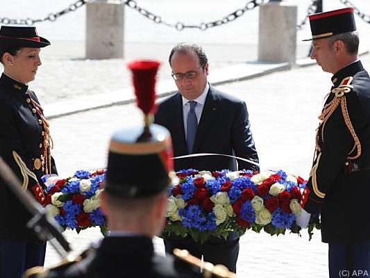 Traditionell legte Hollande einen Blumenkranz nieder