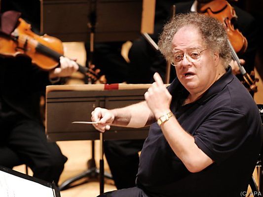 James Levine sitzt im Rollstuhl James Levine sitzt im Rollstuhl