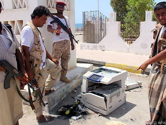 Jemenitische Soldaten nach Anschlag in der Hafenstadt Mukalla