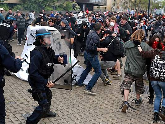 Die Auseinandersetzungen enden teils gewalttätig Die Auseinandersetzungen enden teils gewalttätig