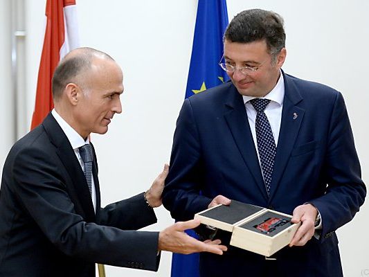 Leichtfried (r.) übernimmt von Klug die Agenden Leichtfried (r.) übernimmt von Klug die Agenden