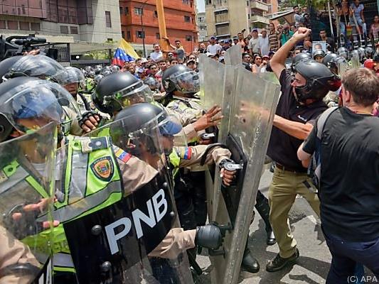 Zusammenstöße zwischen der Polizei und Demonstranten