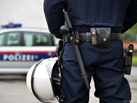 Polizisten nahmen den Einheimischen fest Polizisten nahmen den Einheimischen fest