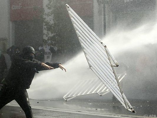 Proteste arteten in Krawalle aus Proteste arteten in Krawalle aus