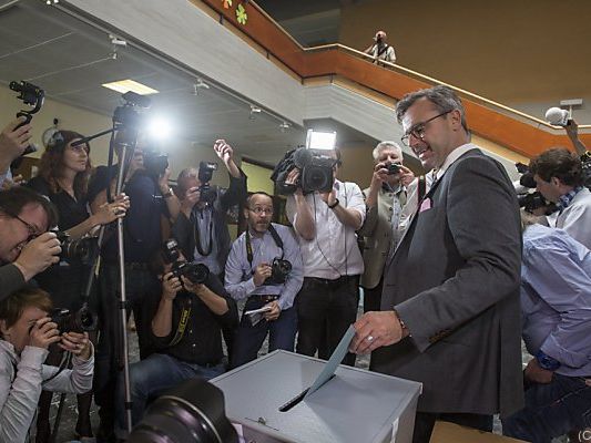 Hofer bei Stimmabgabe in Pinkafeld Hofer bei Stimmabgabe in Pinkafeld