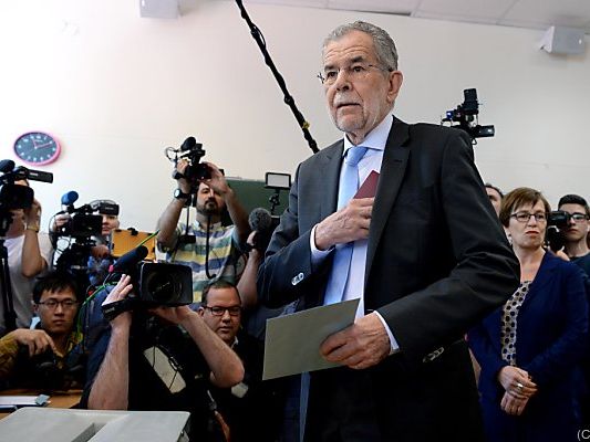Van der Bellen gab seine Stimme ab Van der Bellen gab seine Stimme ab