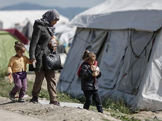 Flüchtlinge weichen auf kleinere Lager aus