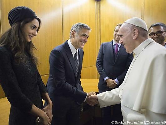 Papst Franziskus traf George Clooney und dessen Frau Amal