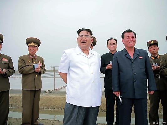 Nordkoreas Machthaber Kim Jong-un ganz leger im Kreise seiner Adlaten