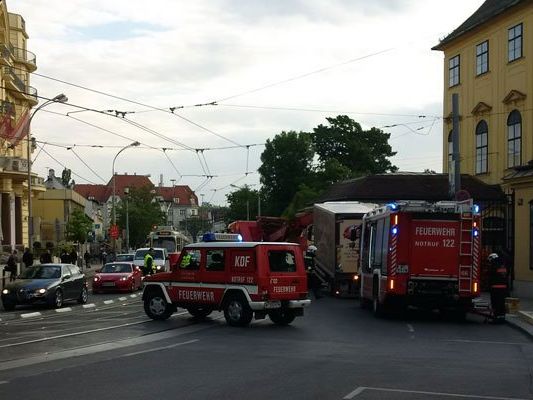 Aufgrund des Unfalls in Hietzing kam es zu Verzögerungen im Frühverkehr. Aufgrund des Unfalls in Hietzing kam es zu Verzögerungen im Frühverkehr.