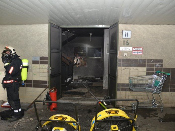 Den Bewohnern wurde bei dem Kellerbrand in Simmering der Fluchtweg abgeschnitten. Den Bewohnern wurde bei dem Kellerbrand in Simmering der Fluchtweg abgeschnitten.
