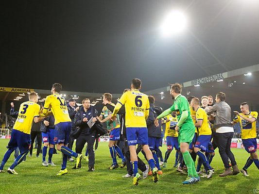 Jubel über 3:2-Heimsieg gegen Titelrivalen Jubel über 3:2-Heimsieg gegen Titelrivalen
