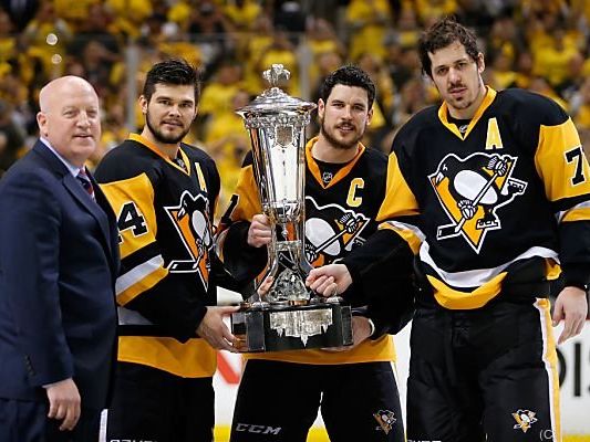 Pittsburgh-Kapitän Crosby mit der Prince of Wales Trophy Pittsburgh-Kapitän Crosby mit der Prince of Wales Trophy