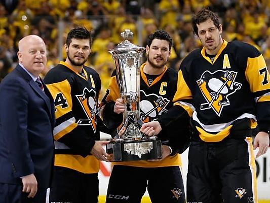Pittsburgh-Kapitän Crosby mit der Prince of Wales Trophy