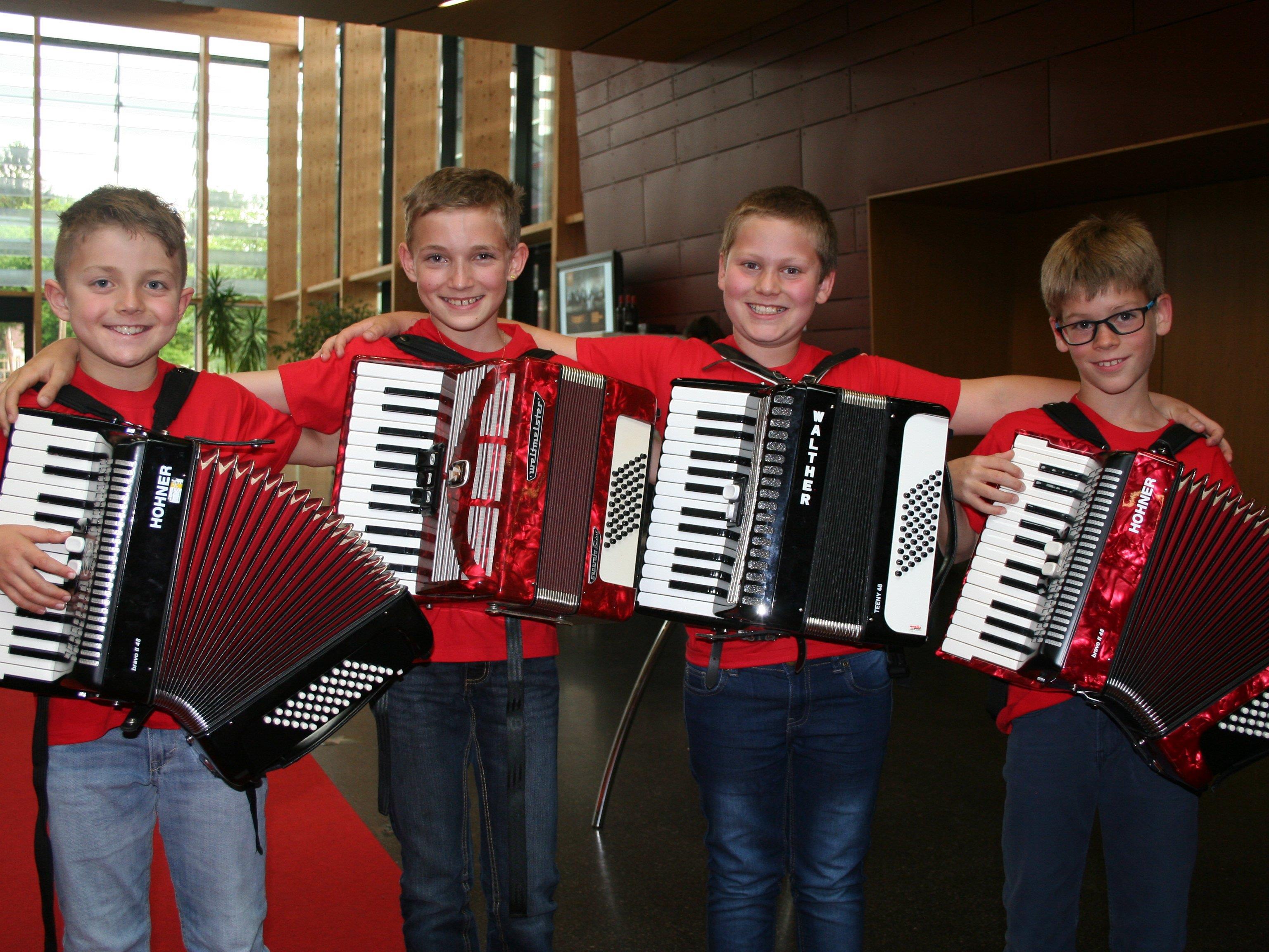 Samuel, Lukas, Samuel und Tobias von der Musikschule Tonart sorgten für einen tollen Gastauftritt.