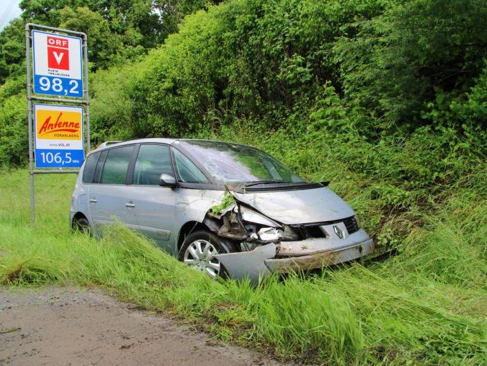 Pkw kam neben der Fahrbahn zum Liegen Pkw kam neben der Fahrbahn zum Liegen