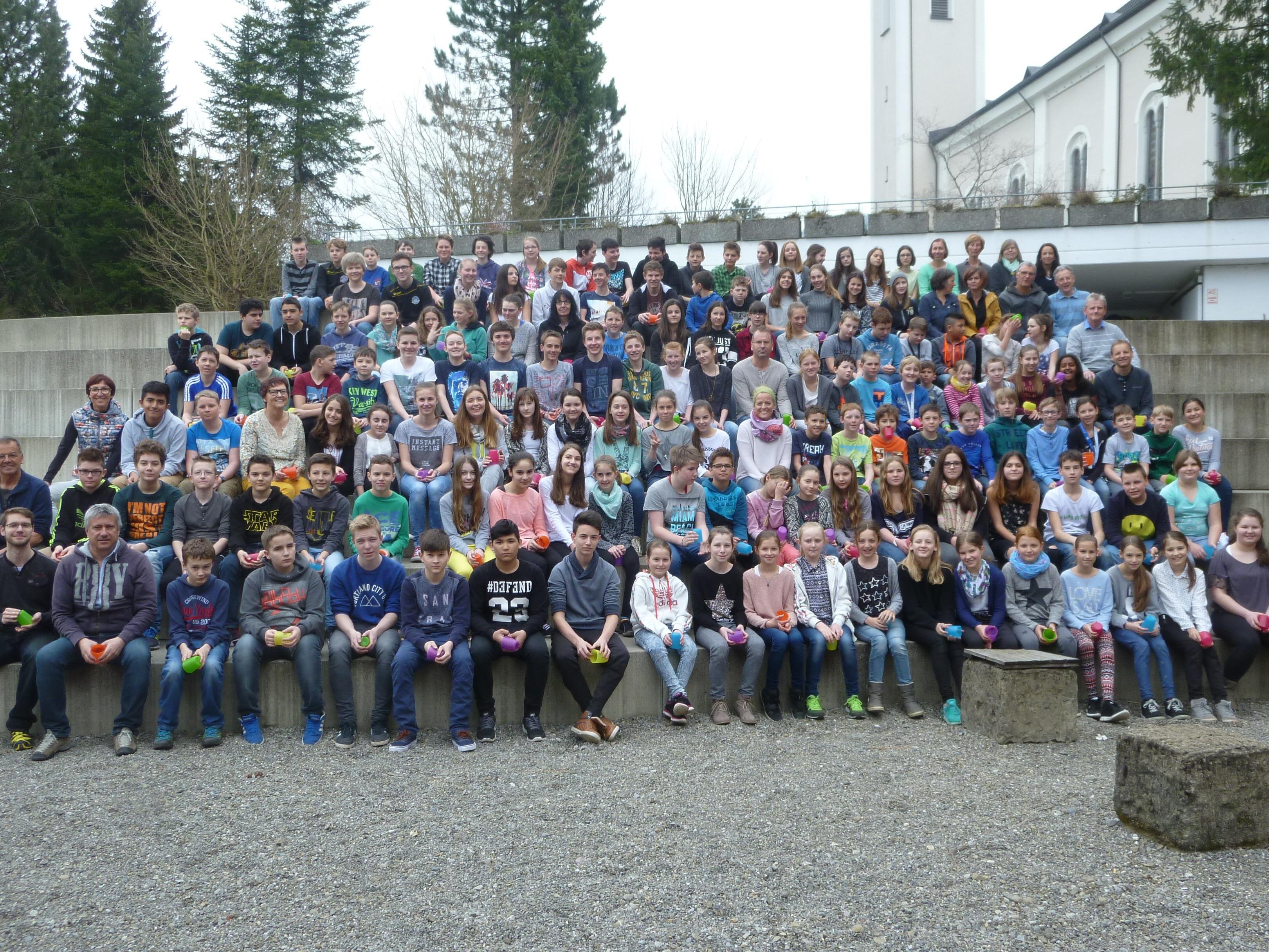 Schüler und Lehrer der Mittelschule Alberschwende freuen sich auf zahlreichen Besuch bei der Jubiläumsfeier. 