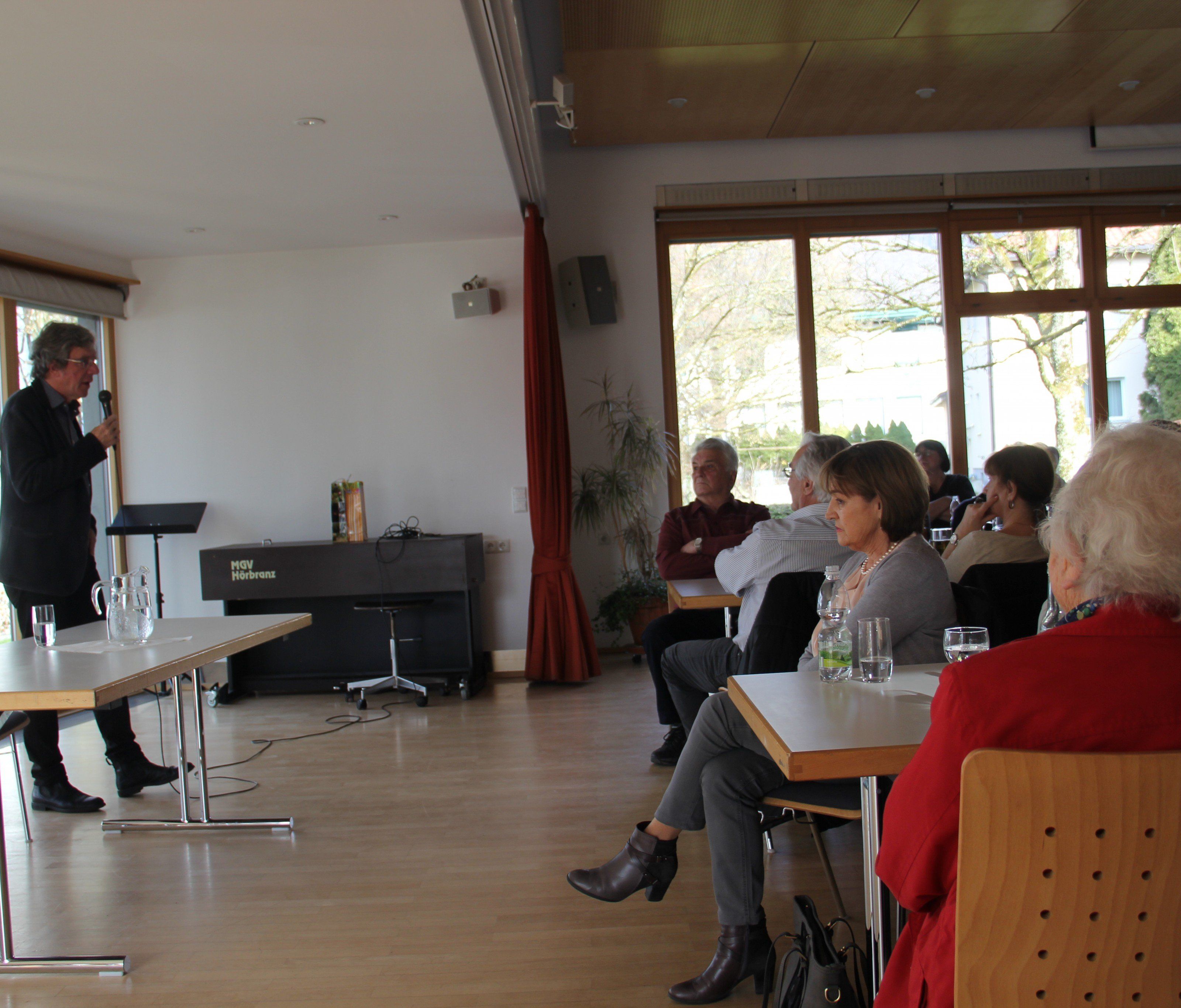 Prim. Dr. Lingg beim Vortrag. Prim. Dr. Lingg beim Vortrag.