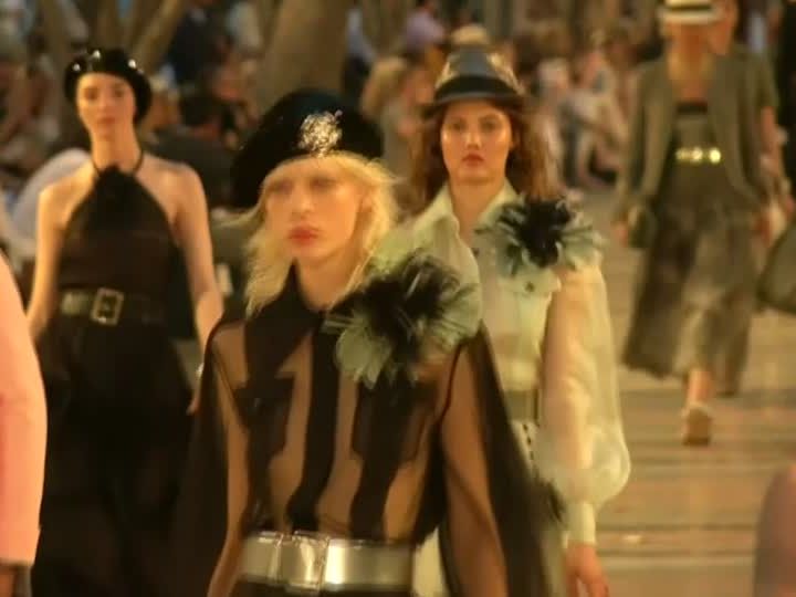 Die Models liefen über einen Open Air Catwalk. Die Models liefen über einen Open Air Catwalk.