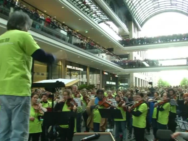 Rund 1.000 Musiker spielten gemeinsam bei dem Symphonic Mob. Rund 1.000 Musiker spielten gemeinsam bei dem Symphonic Mob.