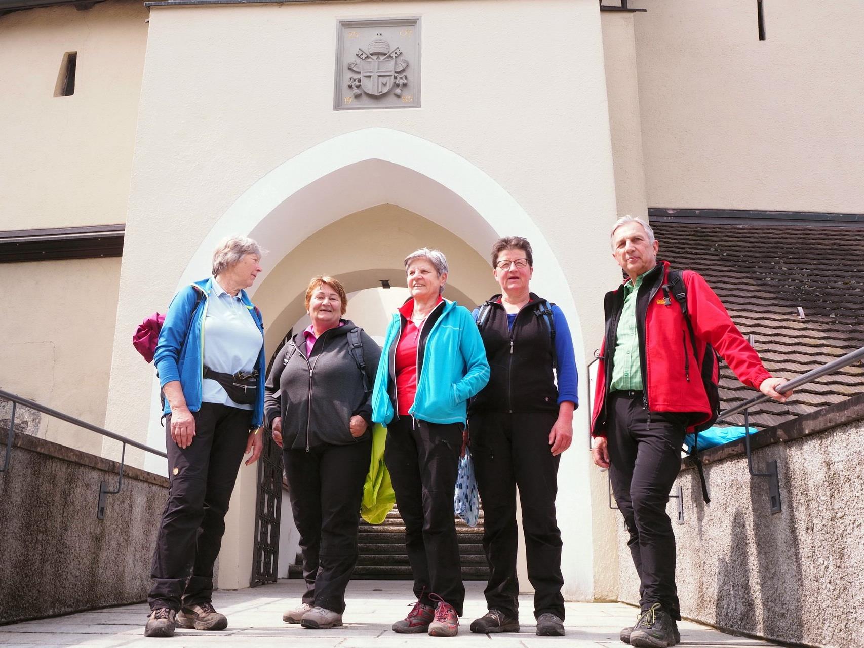 Ludescher Senioren vor der Basilika Rankweil