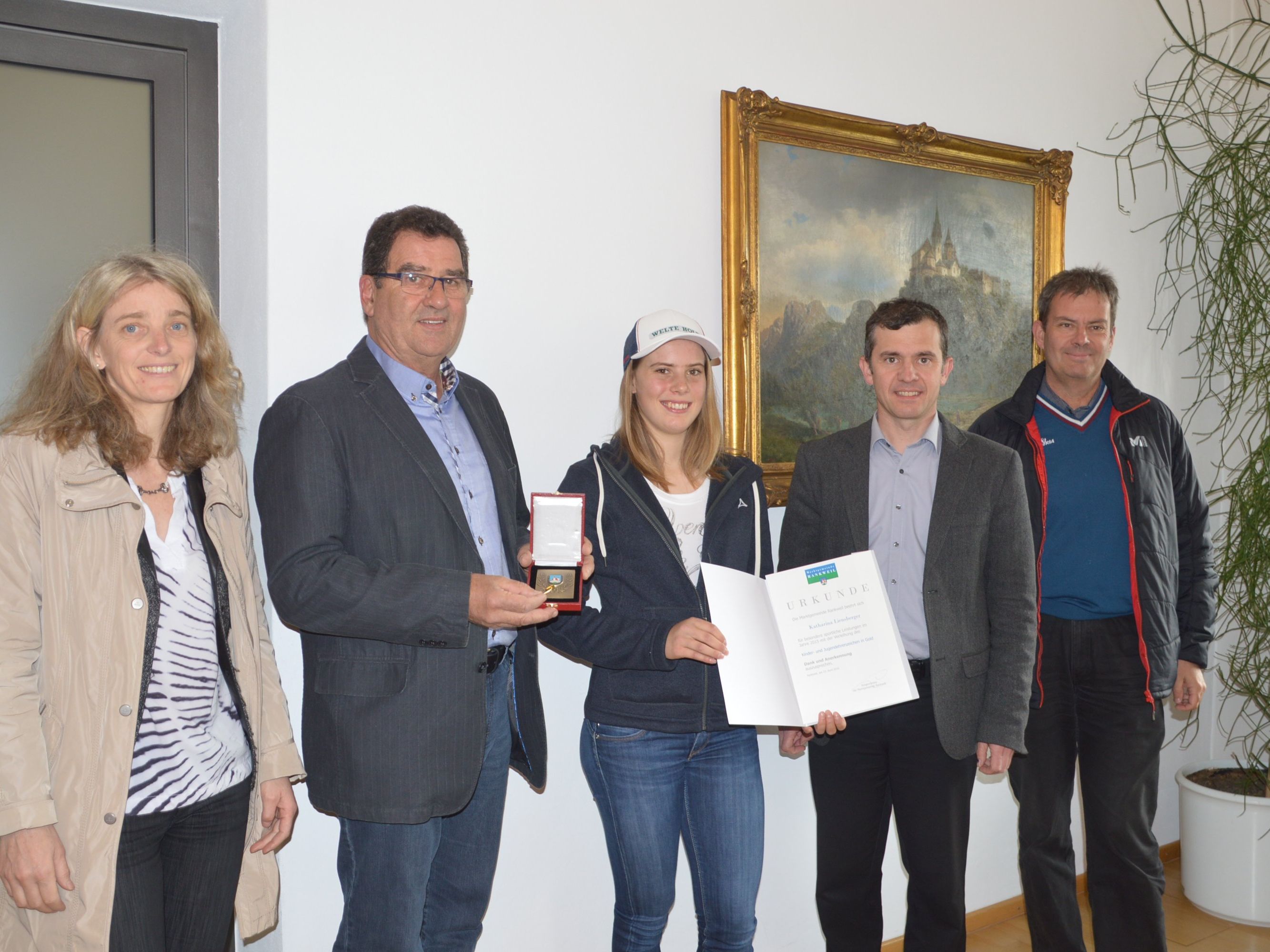 Preisträgerin Katharina Liensberger (Mitte) mit Herlinde Liensberger, Gemeinderat Helmut Jenny, Bürgermeister Martin Summer und Thomas Liensberger (v.l.) Preisträgerin Katharina Liensberger (Mitte) mit Herlinde Liensberger, Gemeinderat Helmut Jenny, Bürgermeister Martin Summer und Thomas Liensberger (v.l.)