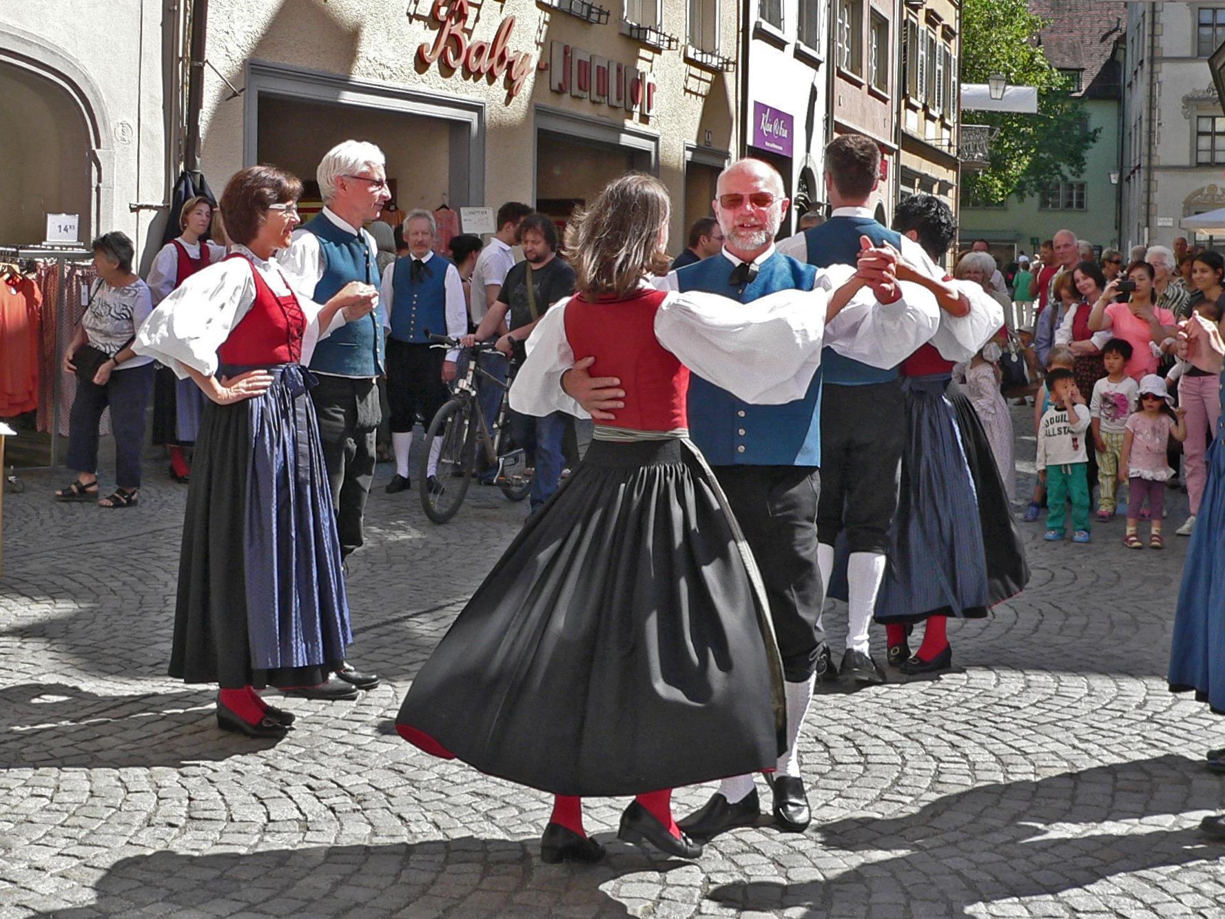 Mitglieder der TG Feldkirch tanzen den Elsässer Bauerntanz