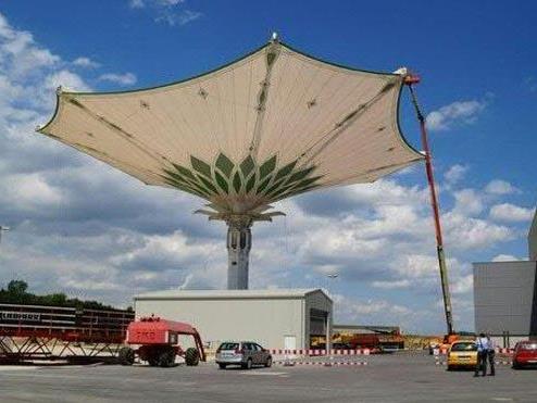 Gigantischer Sonnenschirm für die Große Moschee in Mekka