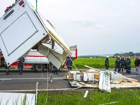 Der zerschellte Imbissstand musste von der Fahrbahn mittels Kran entfernt werden. Der zerschellte Imbissstand musste von der Fahrbahn mittels Kran entfernt werden.