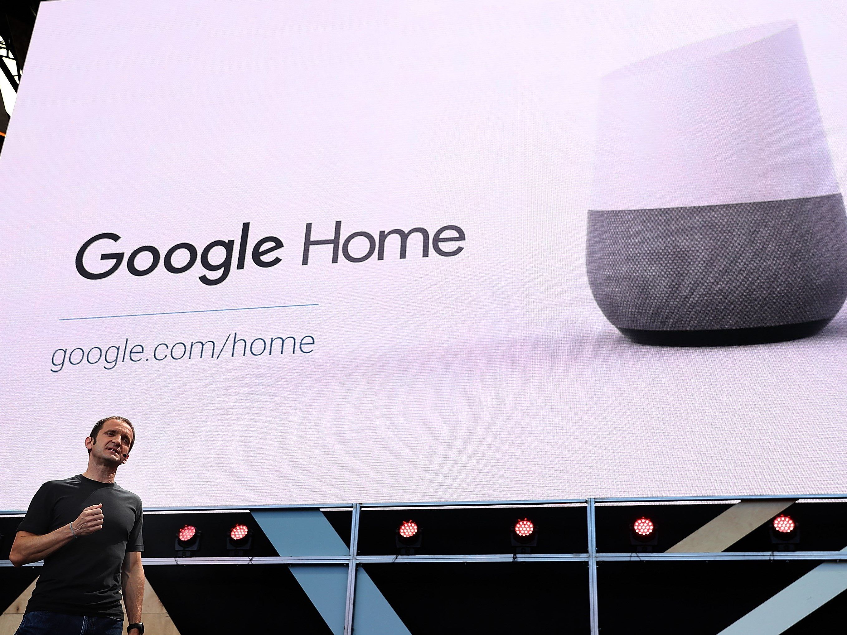 Der Google-Vizepräsident stellt Google Home vor. Der Google-Vizepräsident stellt Google Home vor.
