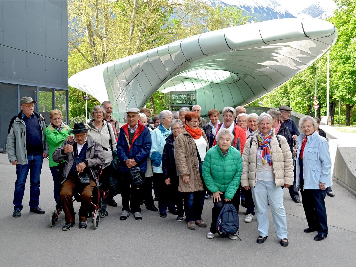 Die Bludenzer Pensionisten vor der Talstation der Hungerburgbahn