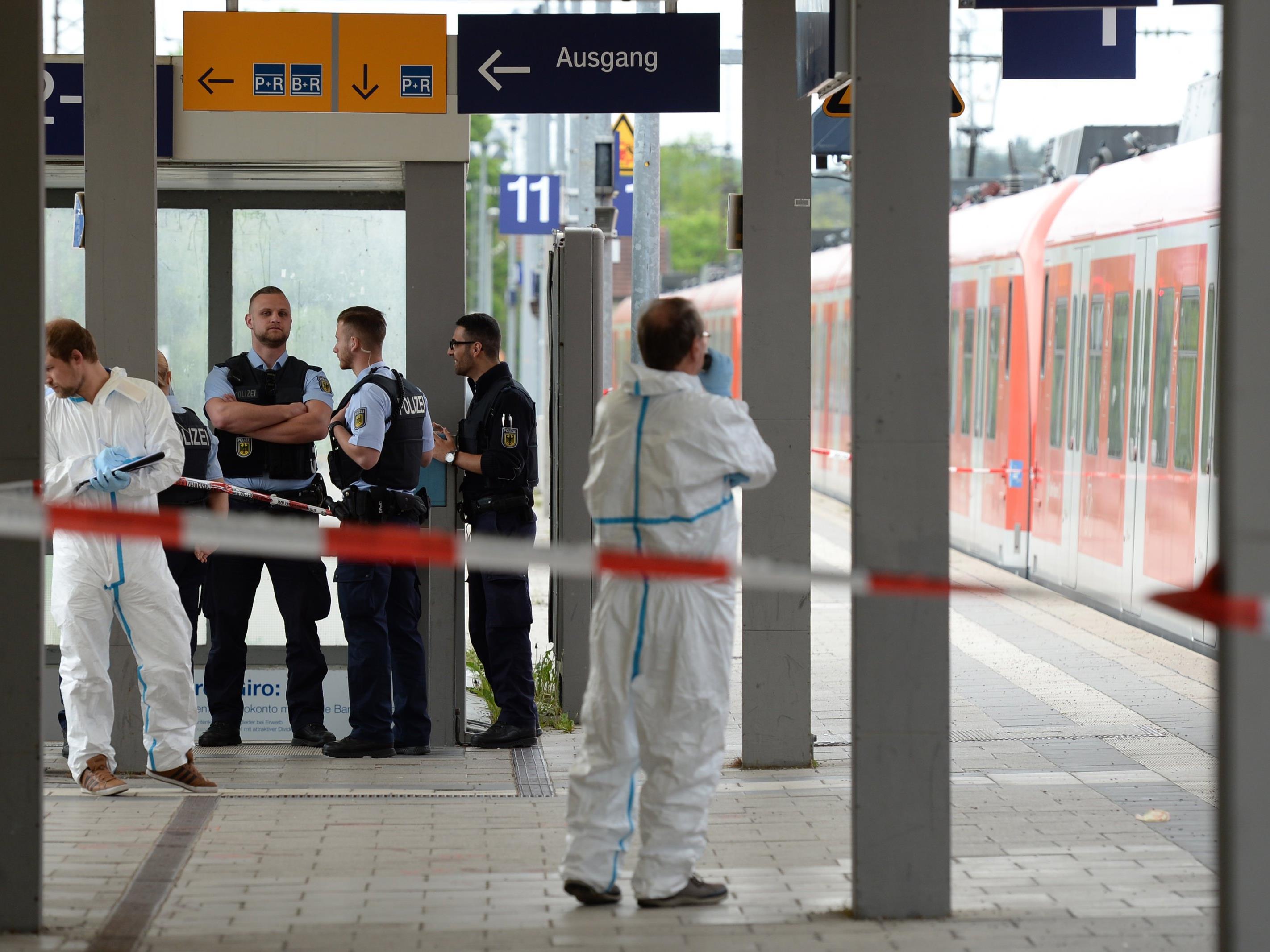 Bei einer möglicherweise politisch motivierten Messerattacke am Bahnhof der Stadt ist ein Mann getötet worden und drei verletzt.