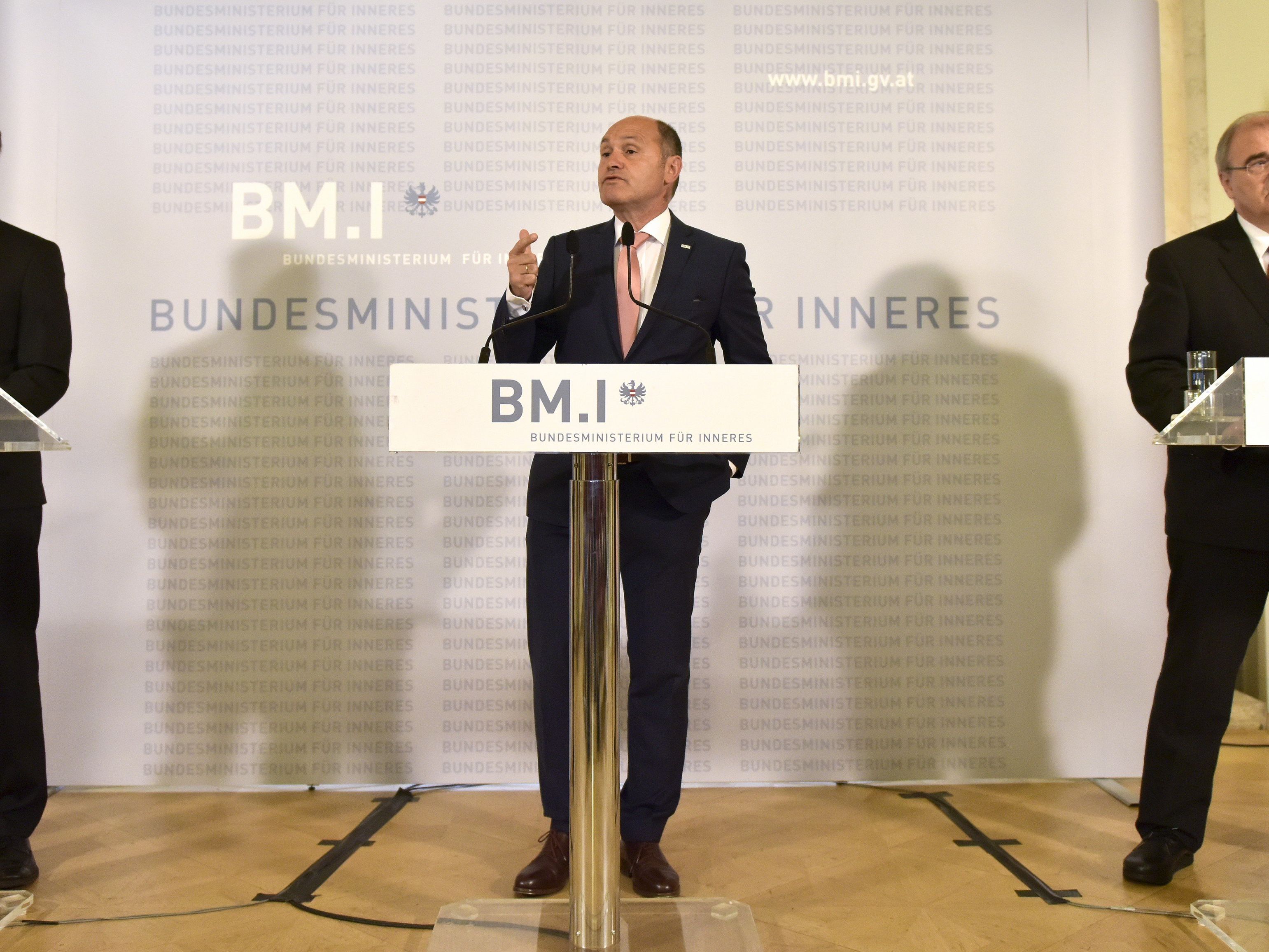 Innenminister Wolfgang Sobotka (mitte), Justizminister Wolfgang Brandstetter (rechts) und der Generaldirektor für öffentliche Sicherheit, Konrad Kogler. Innenminister Wolfgang Sobotka (mitte), Justizminister Wolfgang Brandstetter (rechts) und der Generaldirektor für öffentliche Sicherheit, Konrad Kogler.