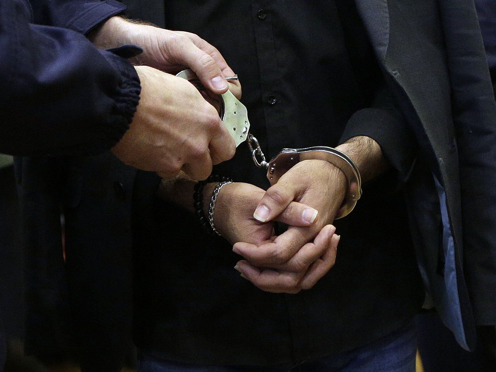 Die Eltern eines Mädchens haben einen unschuldigen Mann ermordet. Die Eltern eines Mädchens haben einen unschuldigen Mann ermordet.