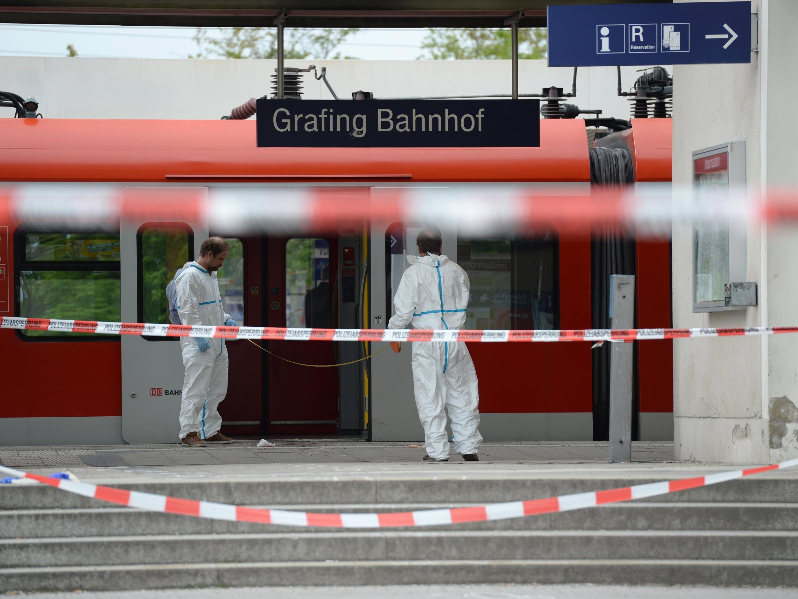 Die Messerattacke am Bahnhof in Grafing, beio der am Morgen eine Person getötet und drei Menschen verletzt wurden, hat wohl keinen islamistischen Hintergrund.