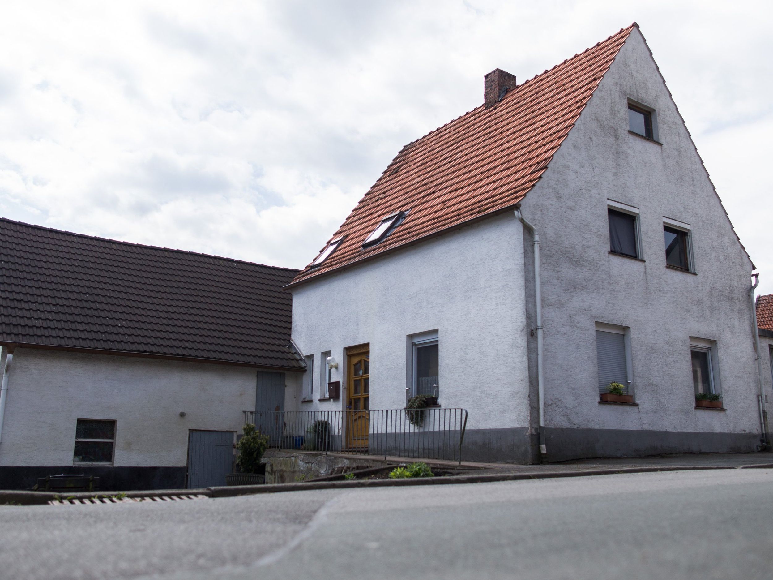 Weitere Frauen wurden dort misshandelt - Gesamtes Haus wird "quadratzentimeterweise" abgesucht. Weitere Frauen wurden dort misshandelt - Gesamtes Haus wird "quadratzentimeterweise" abgesucht.