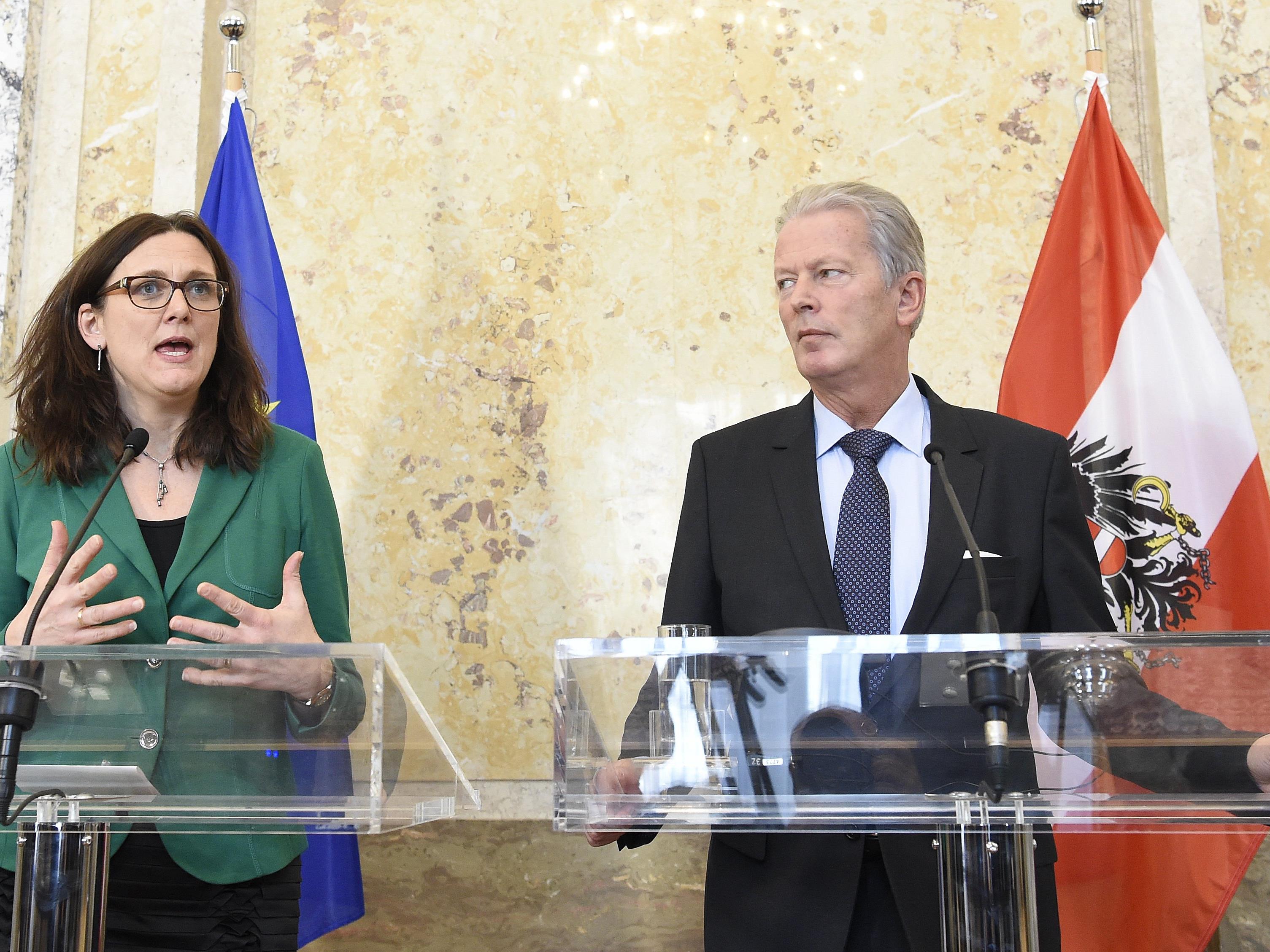 Die TTIP-zuständige EU-Kommissarin Cecilia Malmström und Wissenschaftsminister Reinhold Mitterlehner (ÖVP)