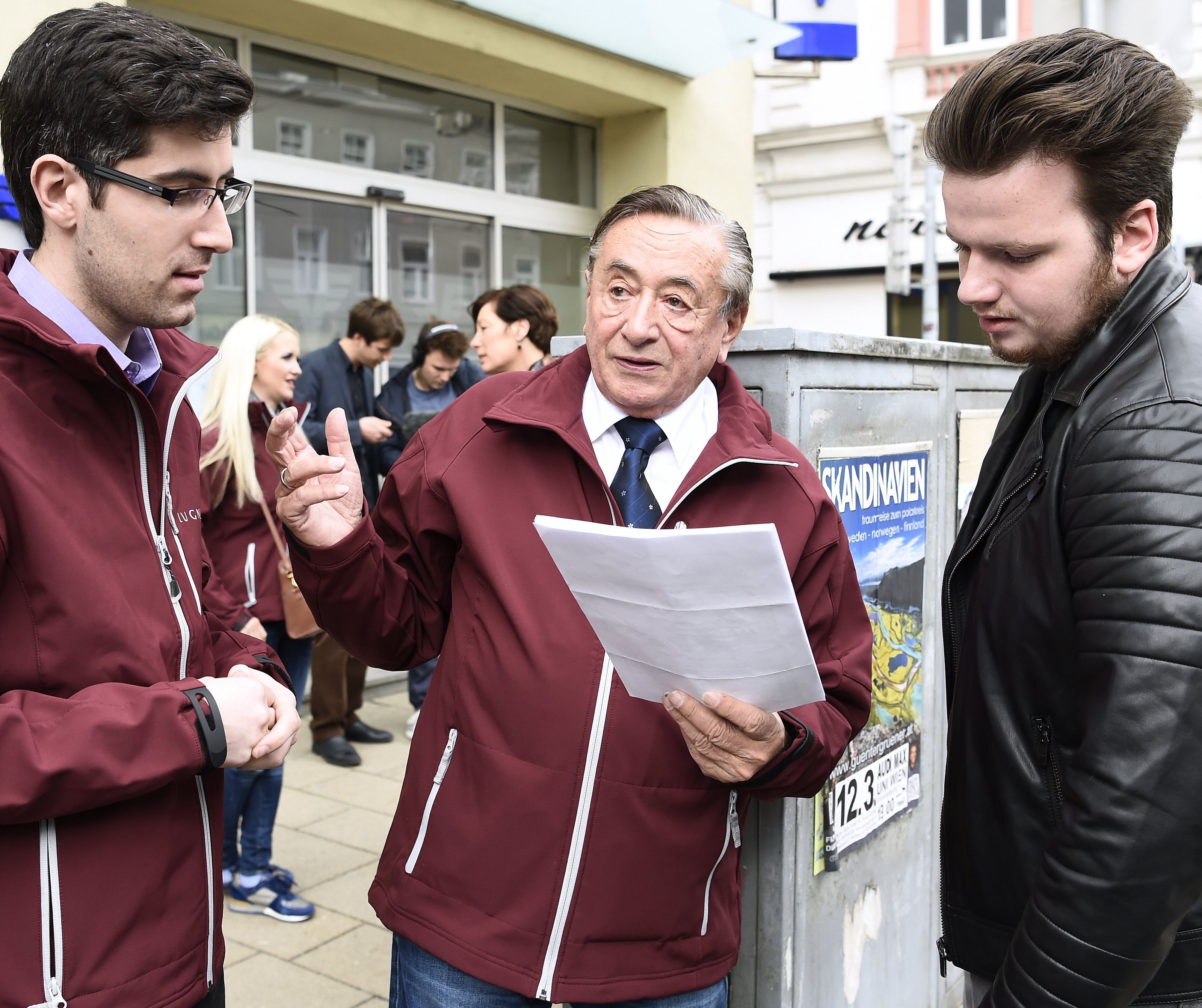 Präsidentschaftskandidat Richard Lugner (M.) bei einer Unterschriftensammelaktion für Unterstützungserklärungen. Präsidentschaftskandidat Richard Lugner (M.) bei einer Unterschriftensammelaktion für Unterstützungserklärungen.