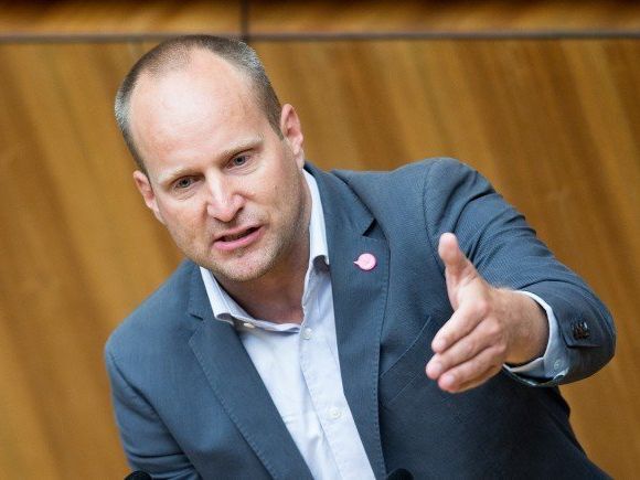 NEOS-Chef Strolz feiert zum 1. Mai den "Tag der Bildung". NEOS-Chef Strolz feiert zum 1. Mai den "Tag der Bildung".