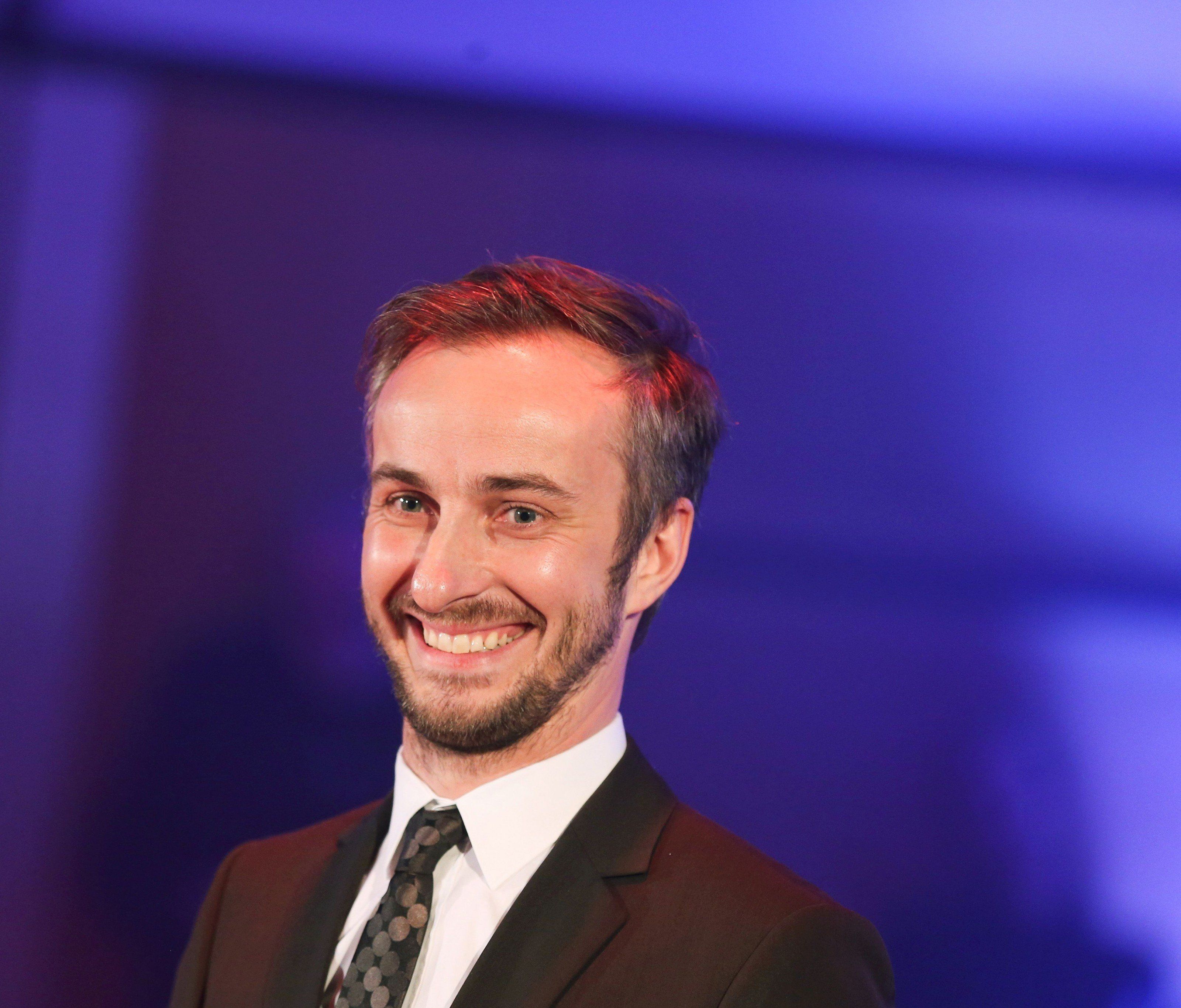 Jan Böhmermann beantwortete in einem Video die Fragen seiner Fans. Jan Böhmermann beantwortete in einem Video die Fragen seiner Fans.