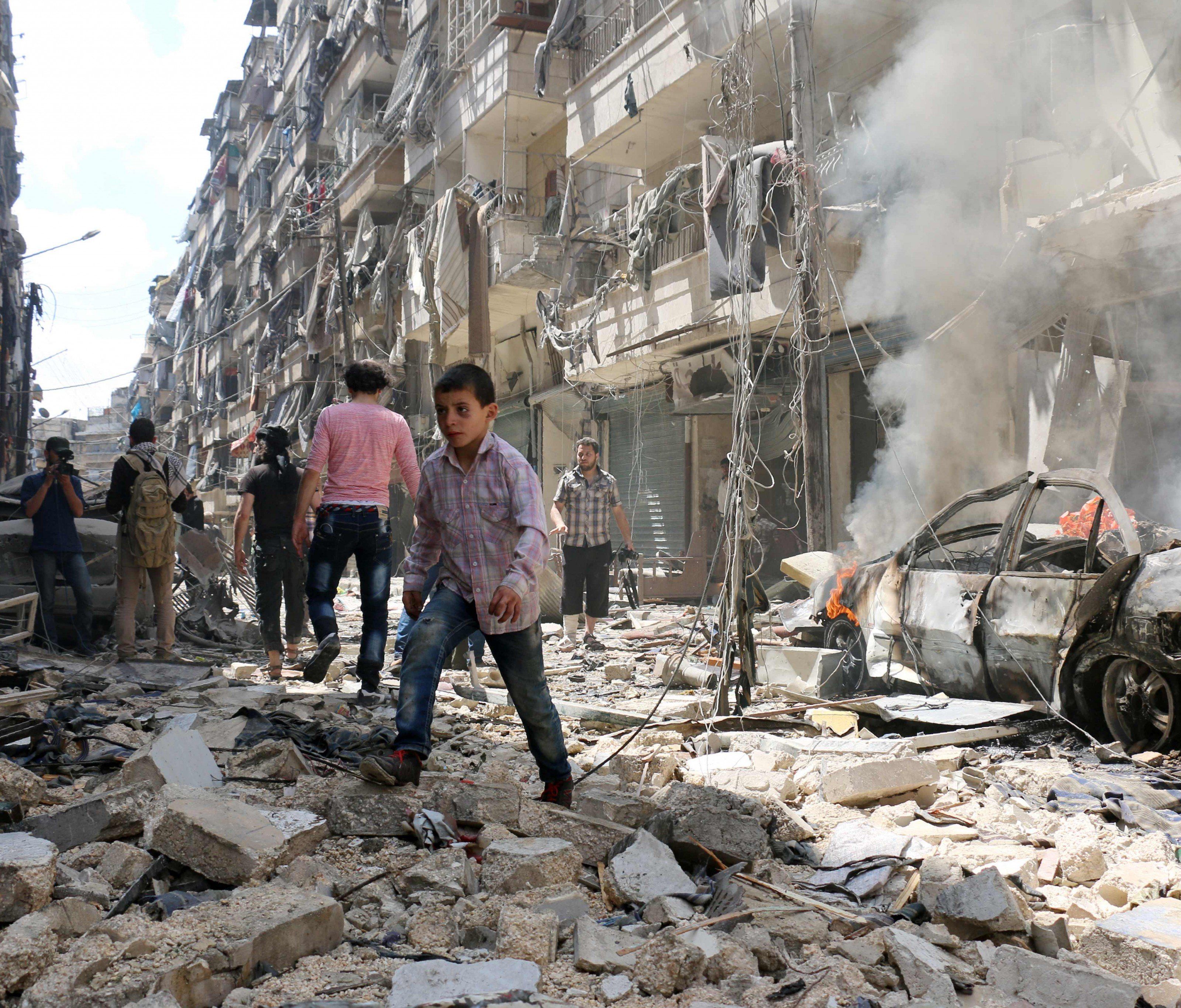 Bei Bombenangriffen in Syrien werden immer noch viele unschuldige Zivilisten getötet. Bei Bombenangriffen in Syrien werden immer noch viele unschuldige Zivilisten getötet.