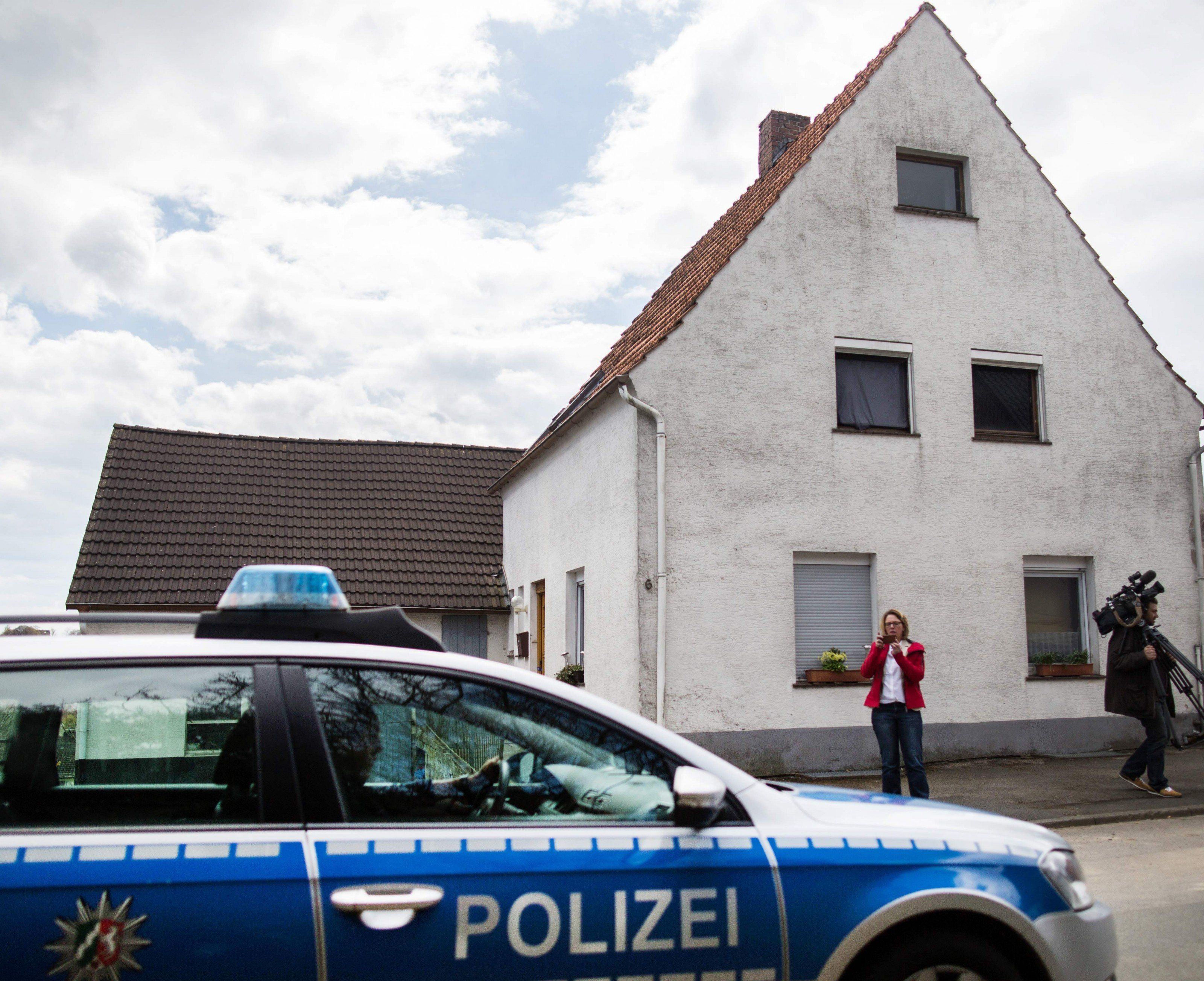 Auf dem Gehöft in Ostwestfalen soll das Paar in den vergangenen Jahren mehrere Frauen gequält haben. Auf dem Gehöft in Ostwestfalen soll das Paar in den vergangenen Jahren mehrere Frauen gequält haben.