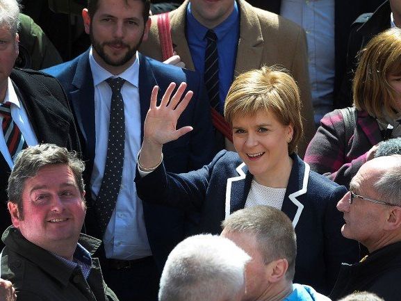 Die schottischen Nationalisten und Unabhängigkeitsbefürworter um Parteichefin Nicola Sturgeon errangen bei den Regionalwahlen am Donnerstag die meisten Sitze. Die schottischen Nationalisten und Unabhängigkeitsbefürworter um Parteichefin Nicola Sturgeon errangen bei den Regionalwahlen am Donnerstag die meisten Sitze.