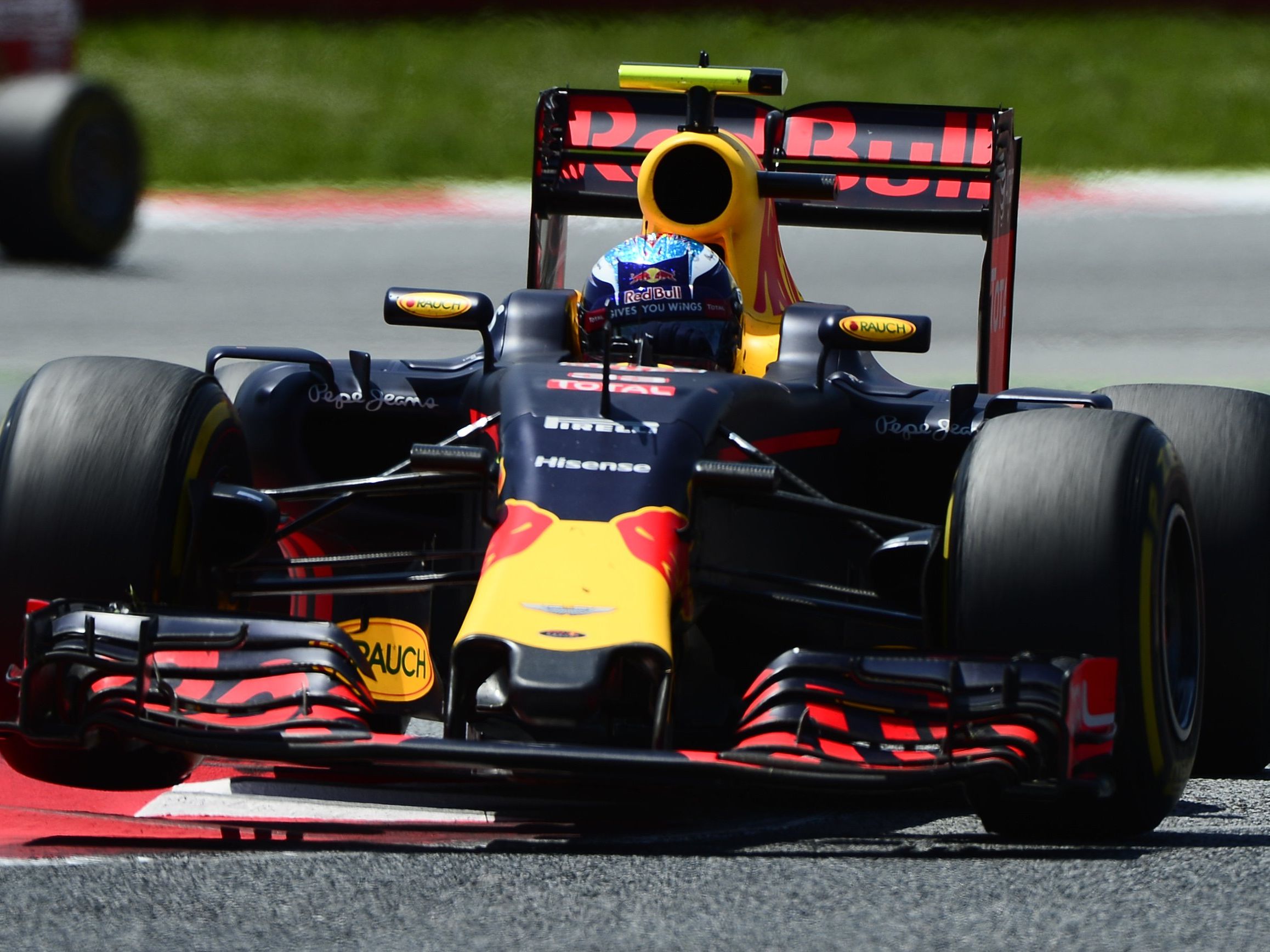 18-Jähriger triumphierte in Spanien vor Räikkönen und Vettel. 18-Jähriger triumphierte in Spanien vor Räikkönen und Vettel.