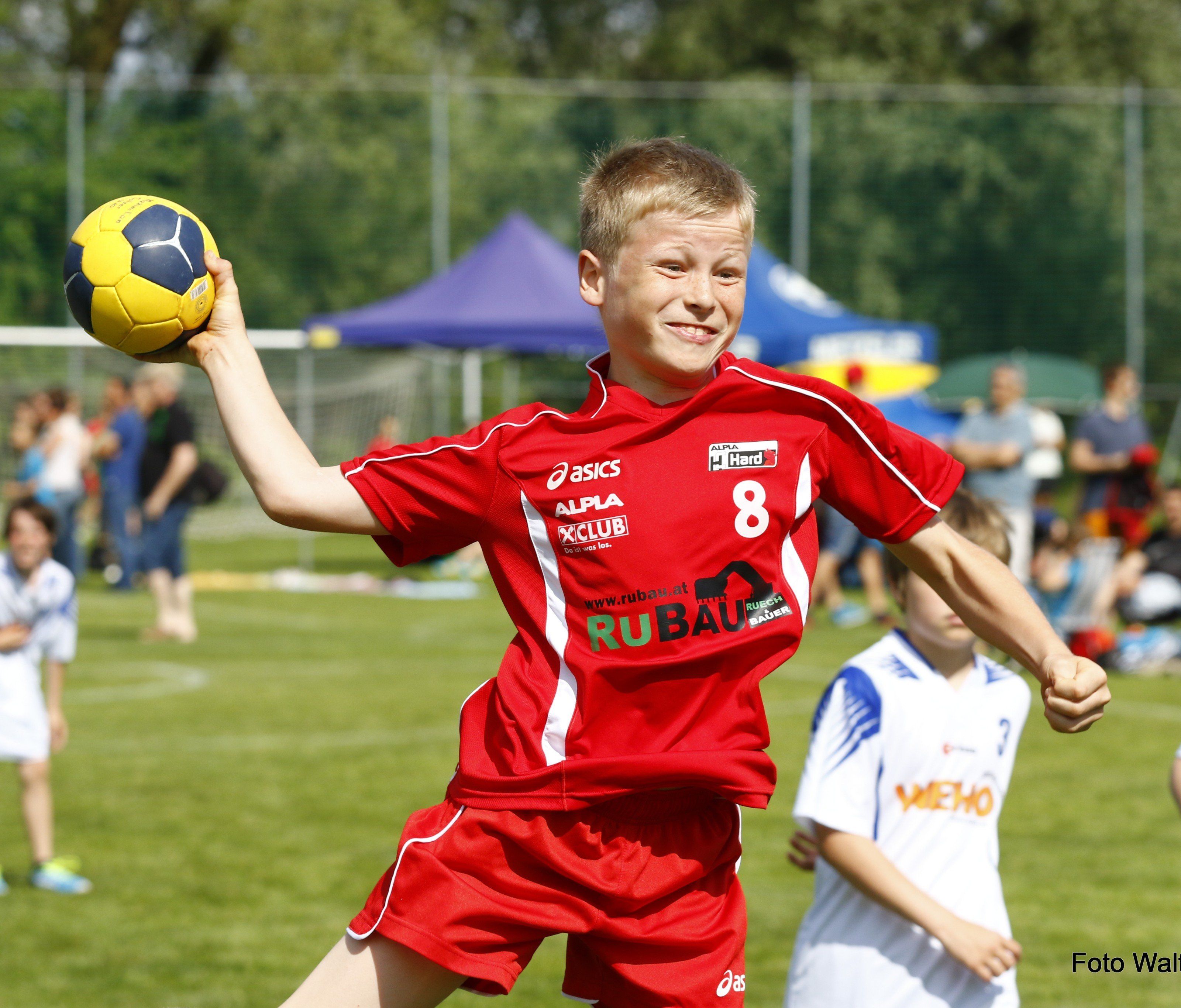 Mädchen und Burschen im Alter bis 14 Jahren sind beim 41. Rasenturnier im Einsatz. Mädchen und Burschen im Alter bis 14 Jahren sind beim 41. Rasenturnier im Einsatz.